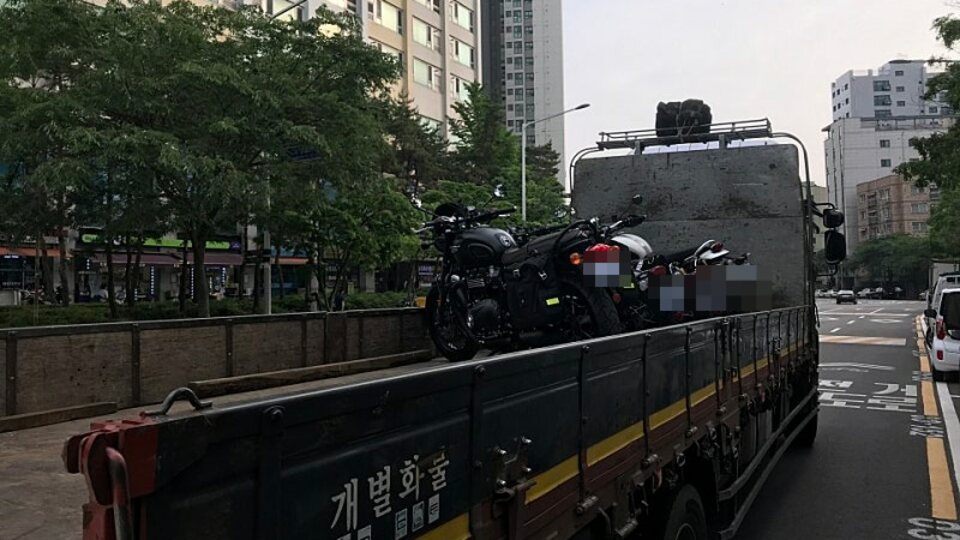 한 적재함에 오토바이 네 대를 나눠 실어 고정한 모습